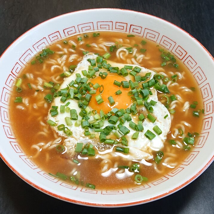 生目玉焼きと万能ネギの金ちゃん徳島ラーメン